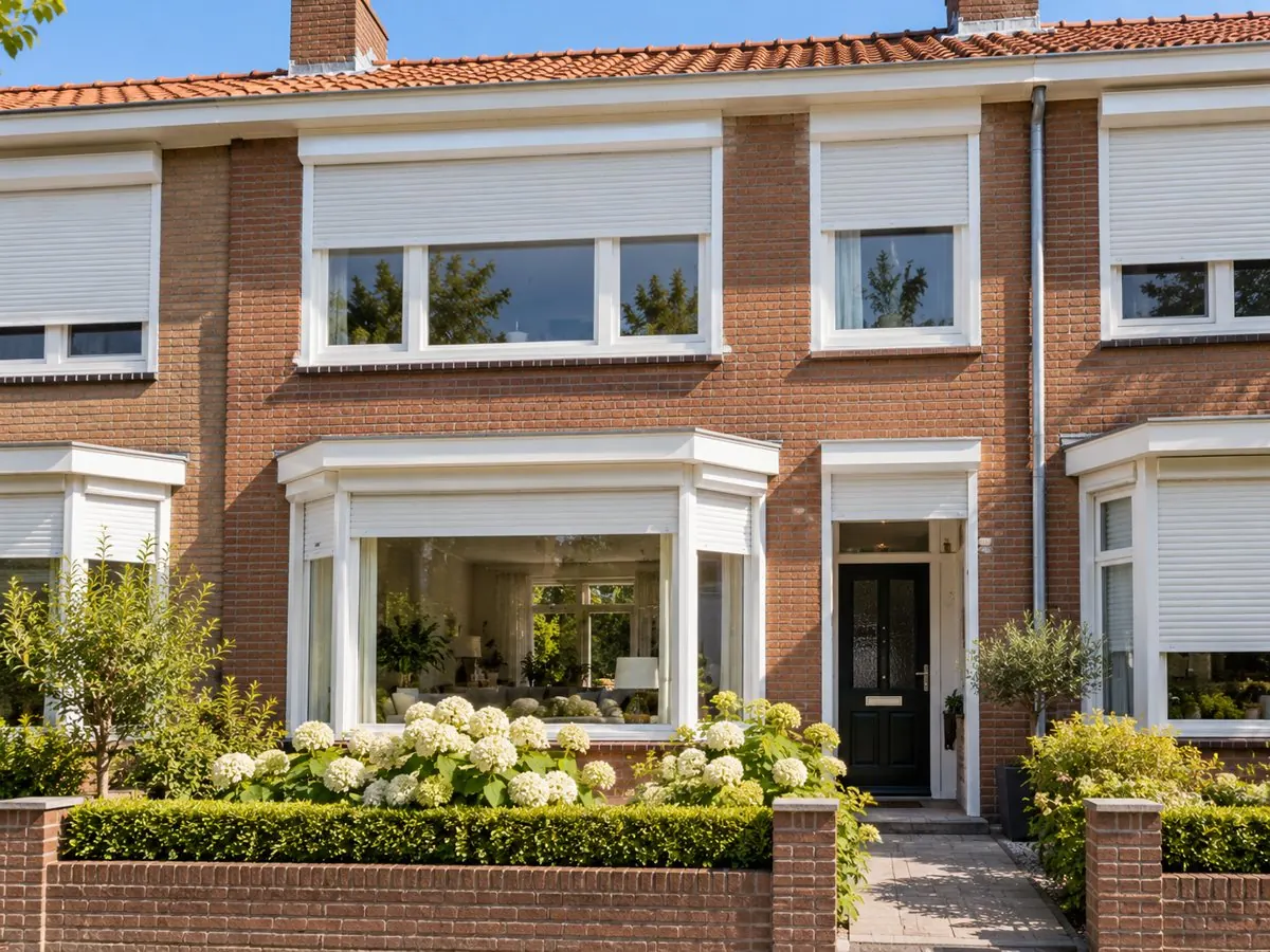 Rijtjeshuis met witte rolluiken